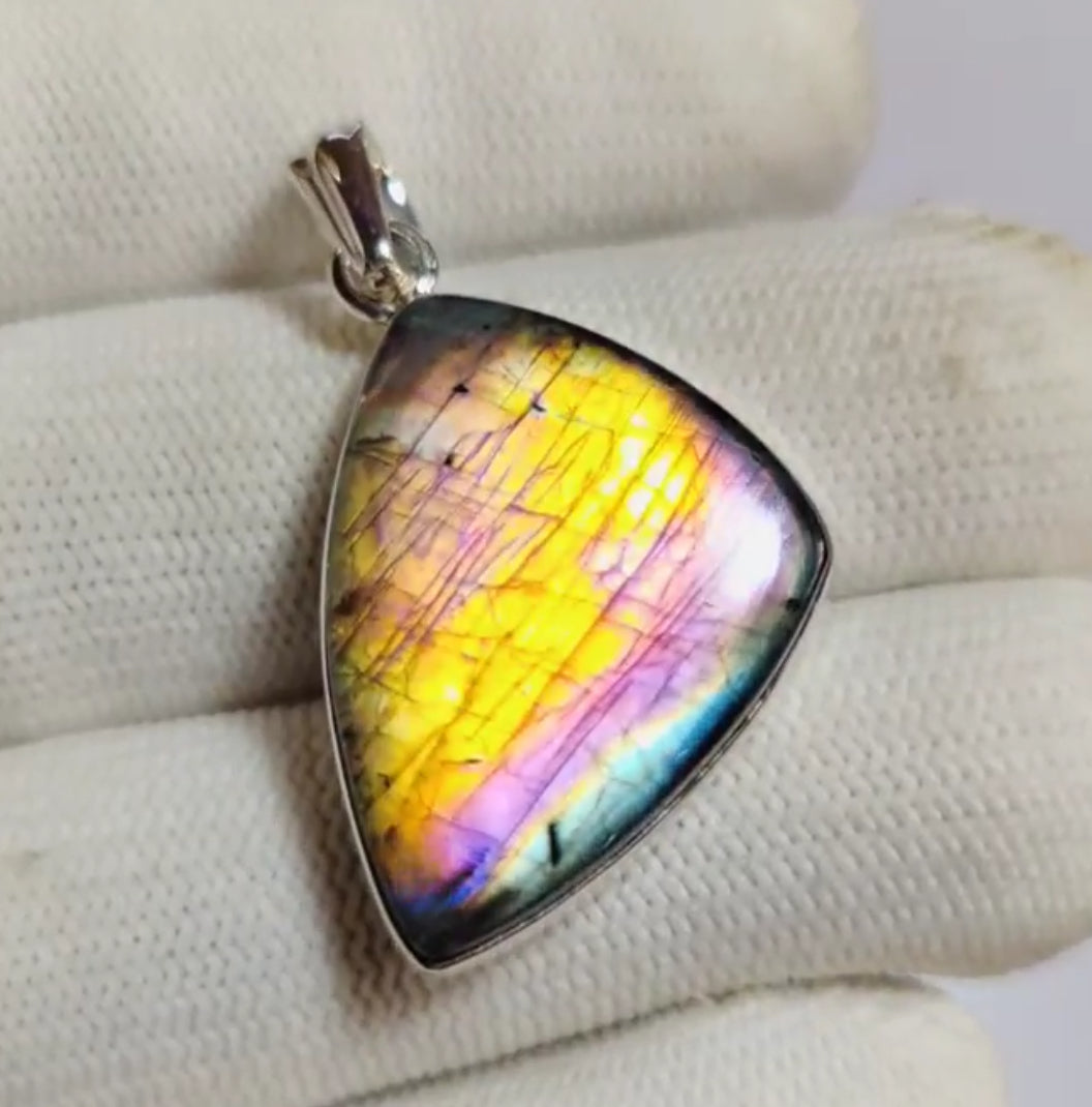 Labradorite Pendant (V)