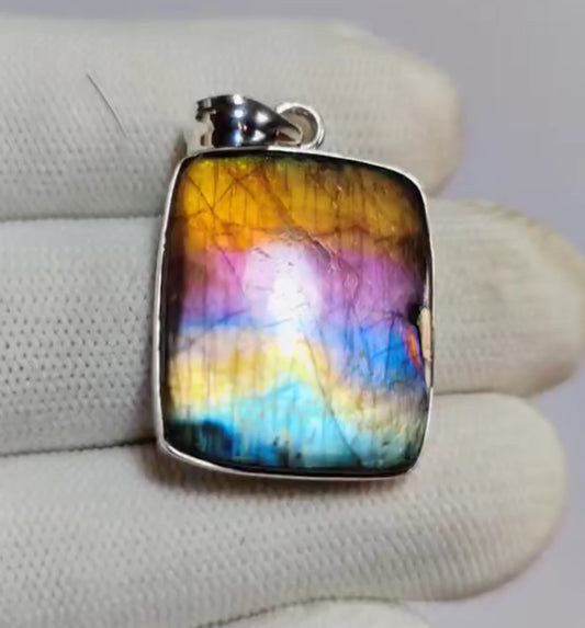 Labradorite Pendant (X)